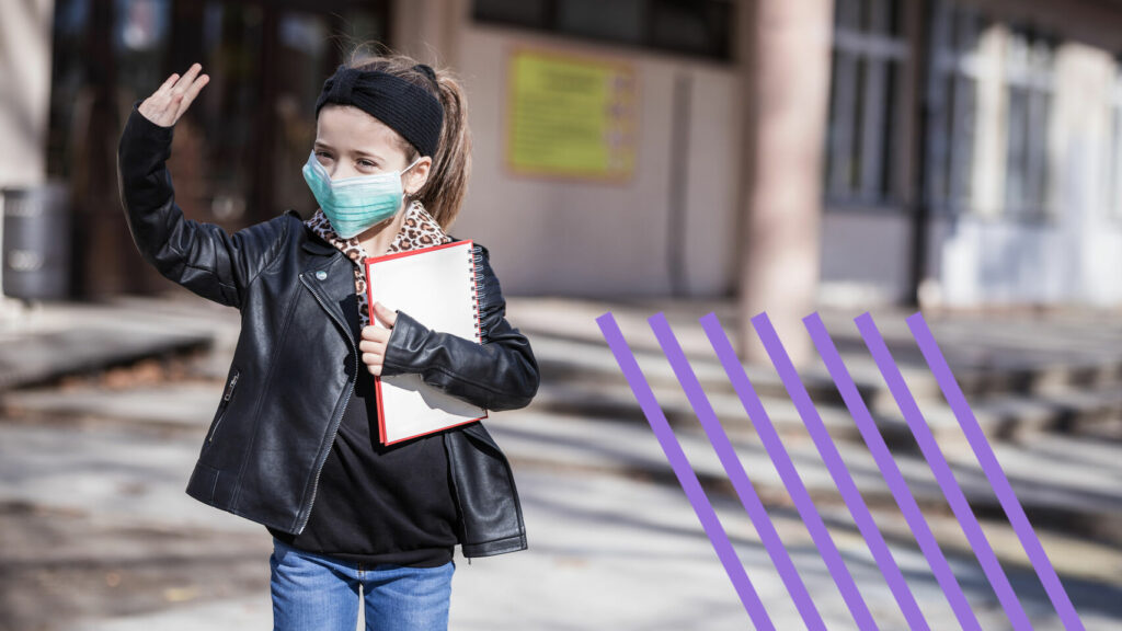 Niña con mascarilla en la calle