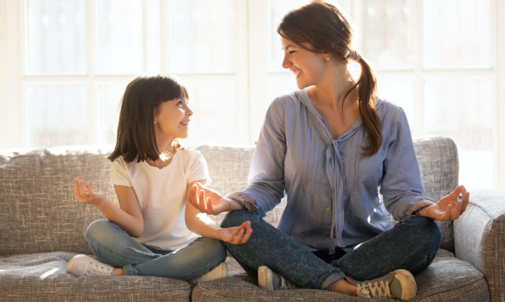 Mindfulness madre e hija practicando juntas