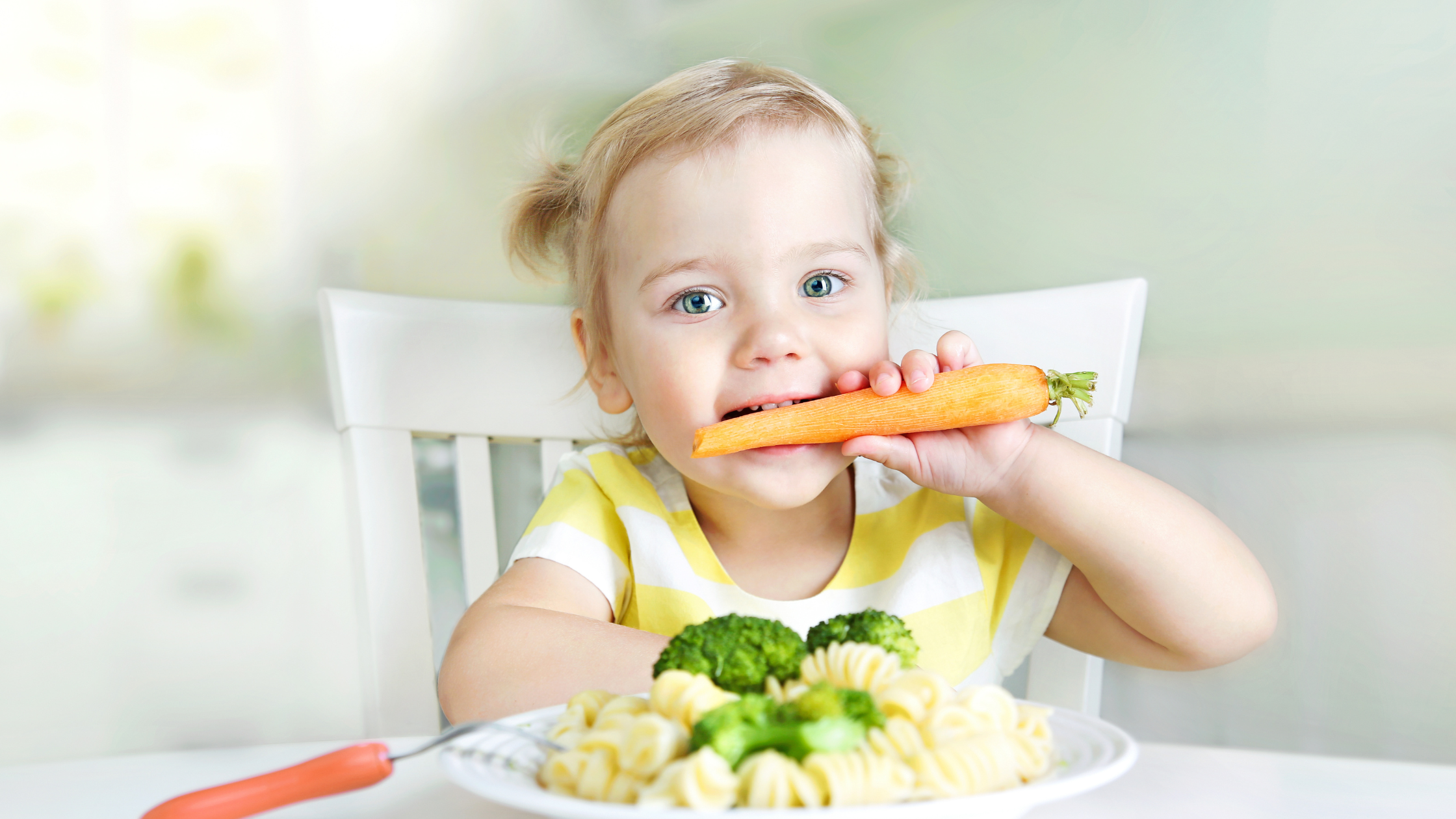 niño comiendo zanahoria