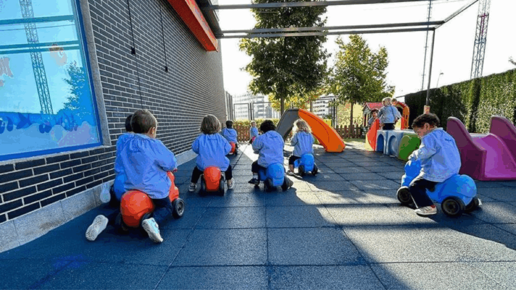 Niños patio escuela Nemomarlin- blog normativa escuelas infantiles