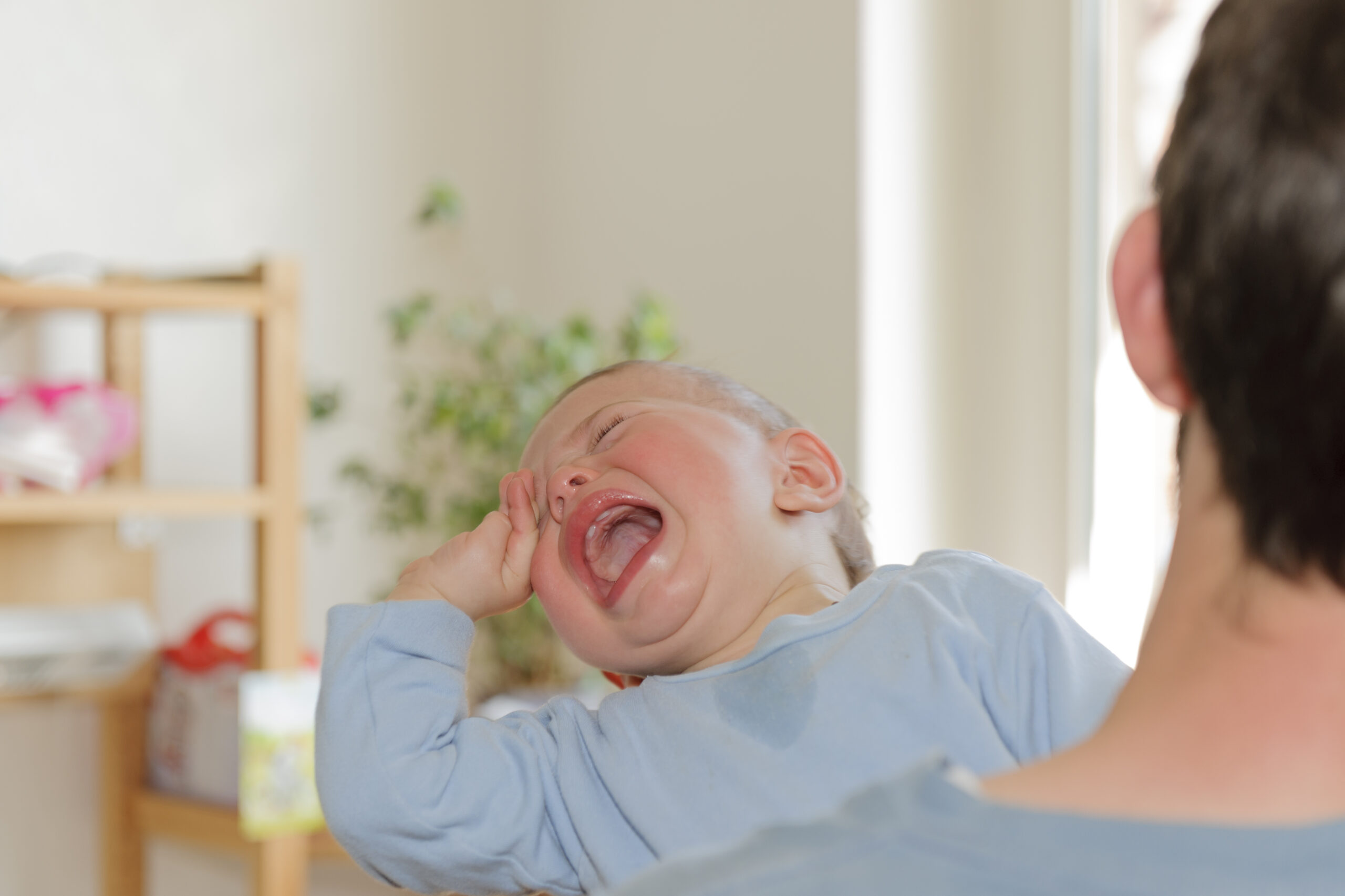 niño pequeño con sentimientos de frustración y miedo