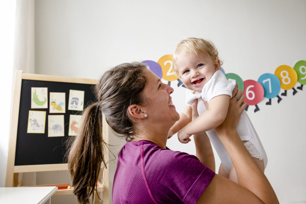 educadora estableciendo vínculo con un alumno de 0-3 años