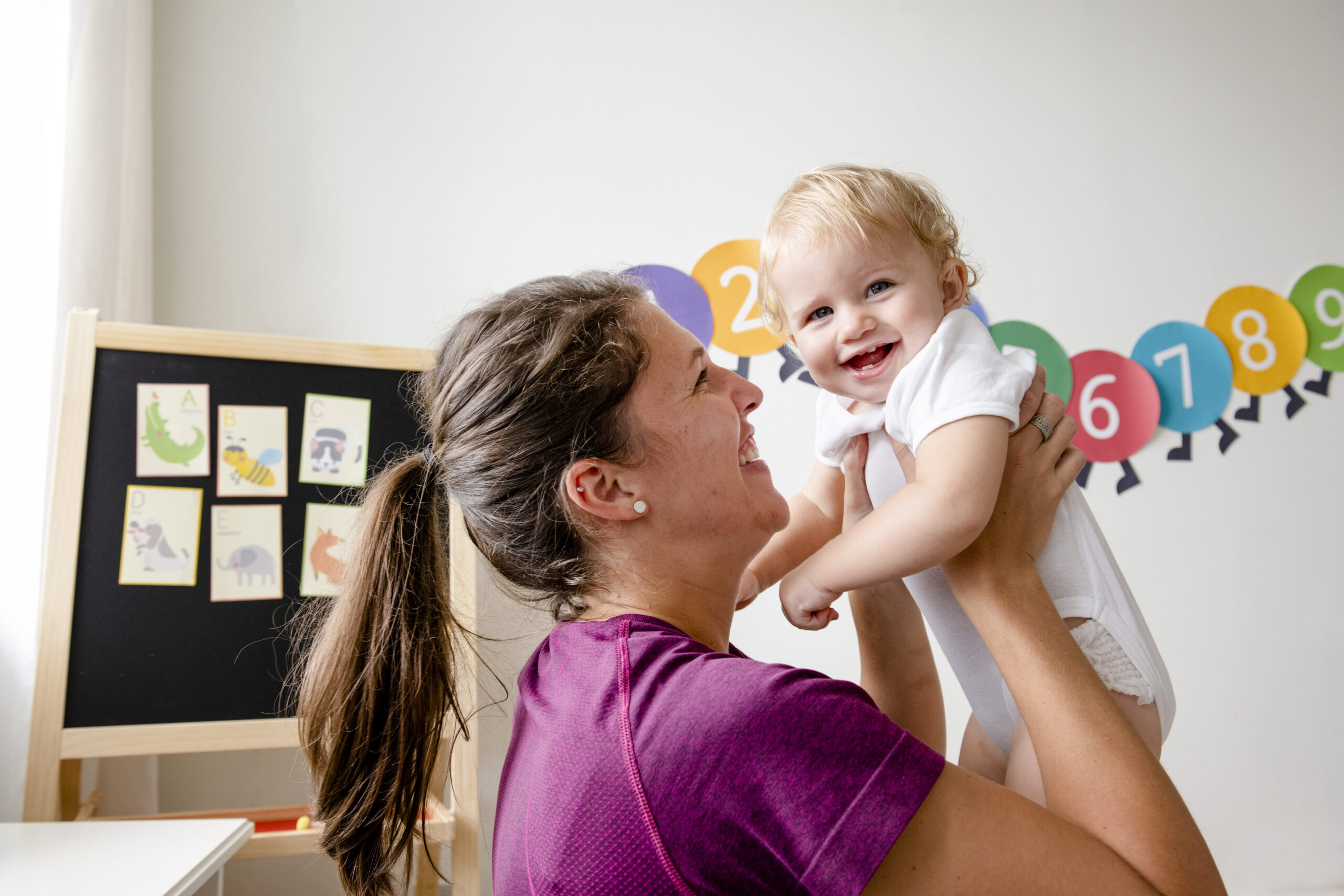 educadora estableciendo vínculo con un alumno de 0-3 años