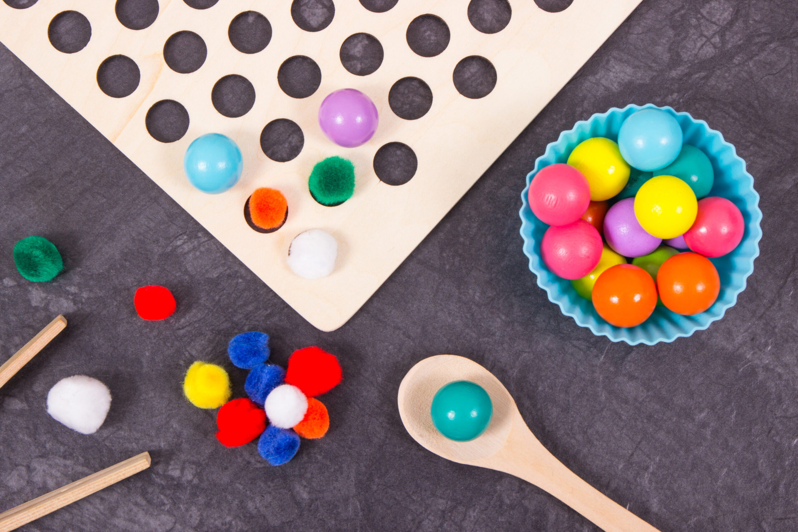 canicas, cucharas de madera y bolas de terciopelo para el juego heurístico