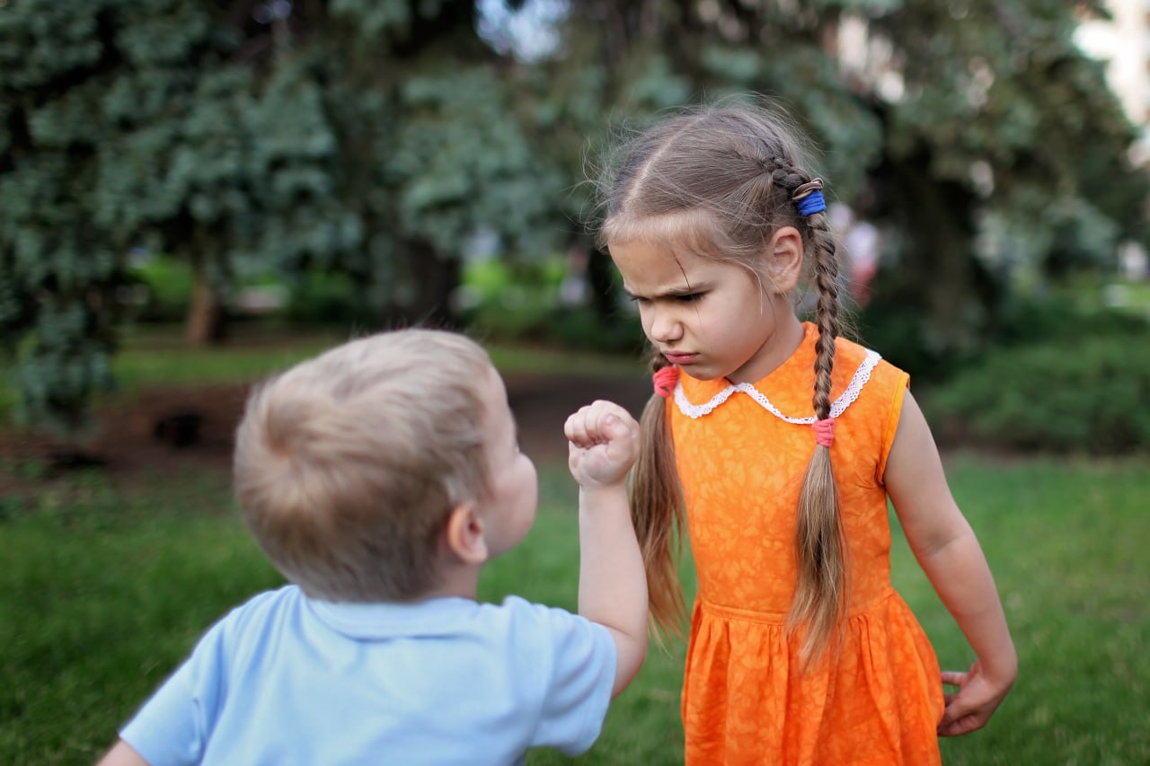Niños pequeños discutiendo en el parque, ejemplo de conflicto infantil y gestión de emociones